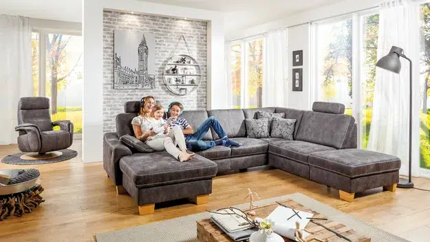 Moderne Wohnzimmer-Szenerie mit Familie.
