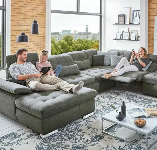 Familie entspannt auf gemütlicher Couch.
