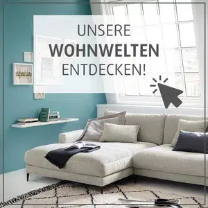 Moderne Wohnräume mit Sofa und digitaler Anzeige.