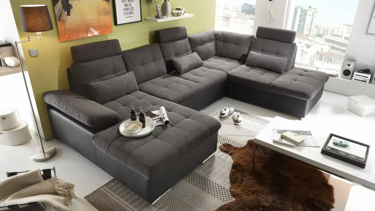 Geräumige, gemütliche Wohnzimmerausstattung mit großer Couch.