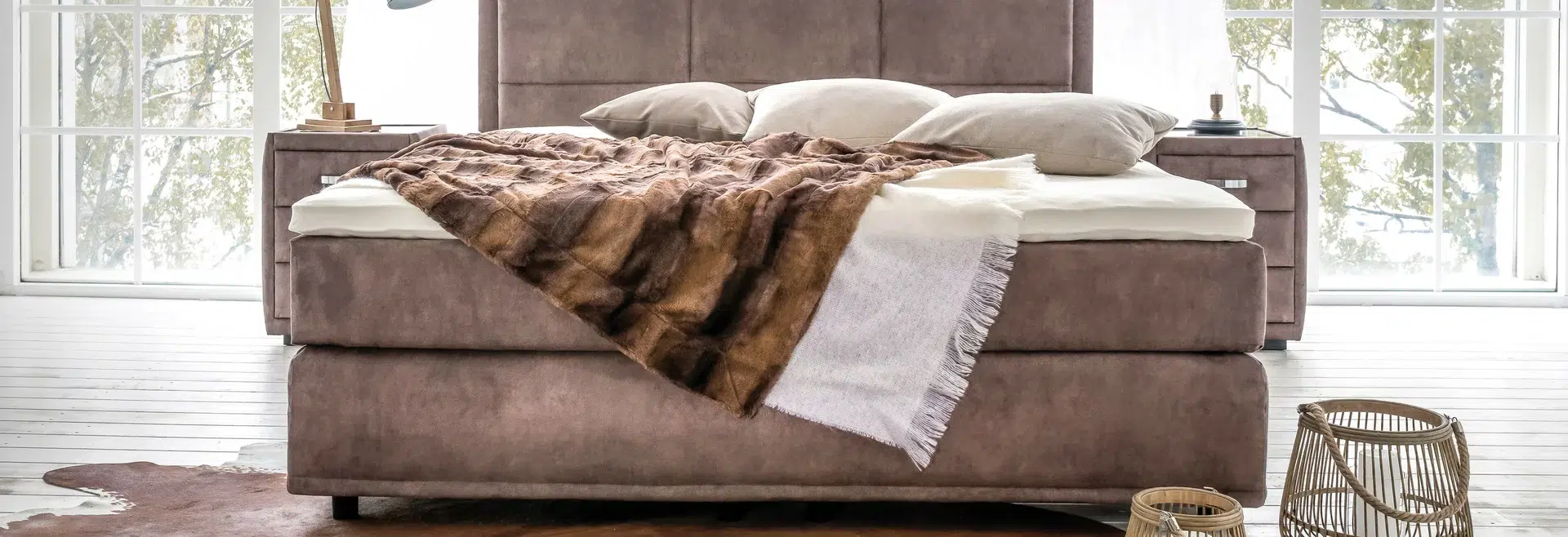Gemütliches Schlafzimmer mit Bett und Decke.