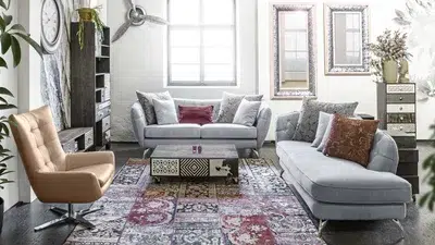 Gemütliches Wohnzimmer mit Vintage-Möbeln und Teppichen.