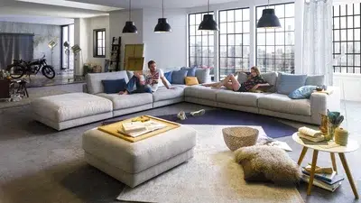 Modernes, gemütliches Wohnzimmer in Loft-Atmosphäre.