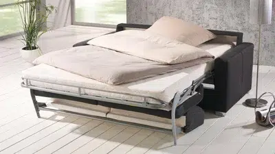 Modernes Sofa verwandelt sich in Doppelbett.