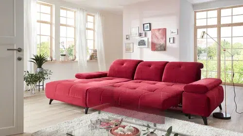 Gemütliches rotes Sofa in hellem Wohnzimmer
