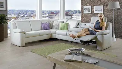 Eine gemütliche Wohnlandschaft mit Blick auf die Stadt.