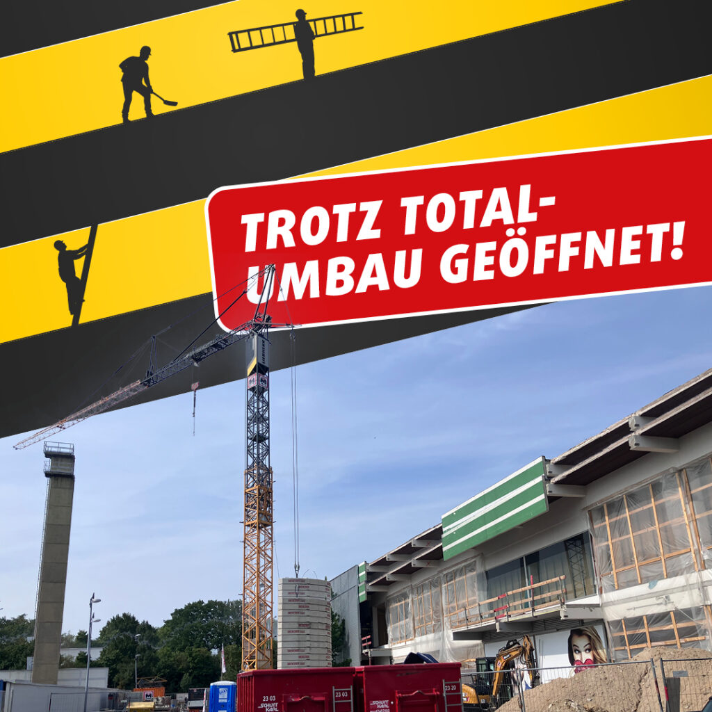 Quadratische Werbegrafik mit Baustellenmotiv und rotem Banner "Trotz Totalumbau geöffnet", ergänzt durch gelb-schwarze Streifen und Bauarbeiter-Silhouetten.
