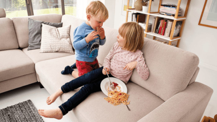 Microfaser-Sofa reinigen – so einfach geht’s!