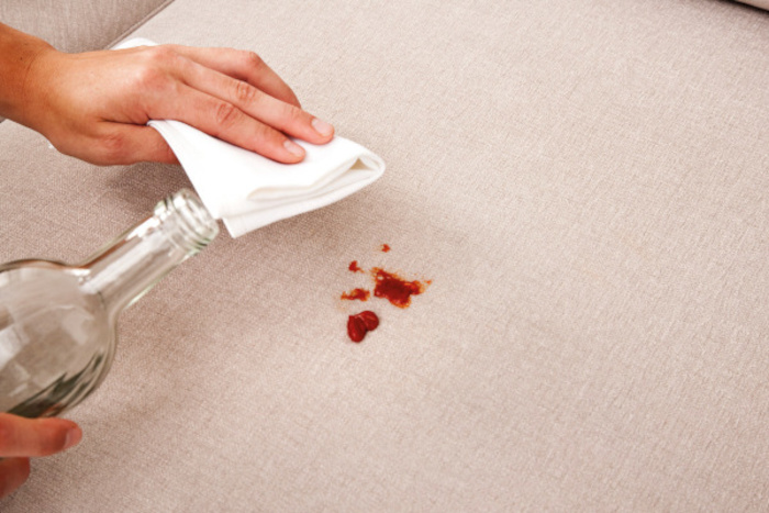 Fleck wird von Sofa entfernt