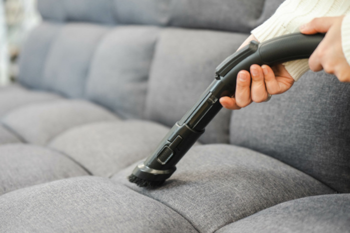 Sofa wird abgesaugt