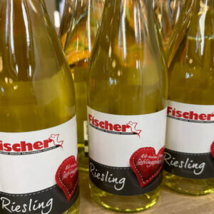 Flaschen mit Fischer Riesling Secco und Etikett mit rotem Herz – stilvolle Getränkebar für Besucher beim Event in Karlsfeld.