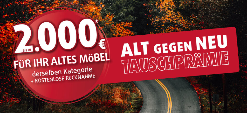Werbegrafik zur Alt-gegen-Neu-Tauschprämie mit bis zu 2000 € für alte Möbel bei Polstermöbel Fischer, vor herbstlicher Waldstraße.
