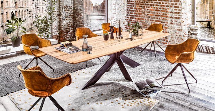 Eckiger Holz-Esstisch im Industrial Stil