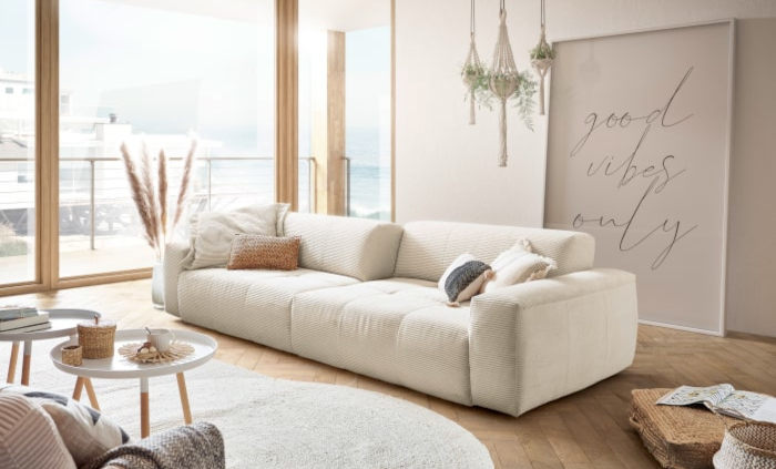 Cord Sofa im skandinavischen Wohnzimmer