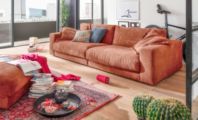 Warmes Wohnzimmer mit Cord Sofa