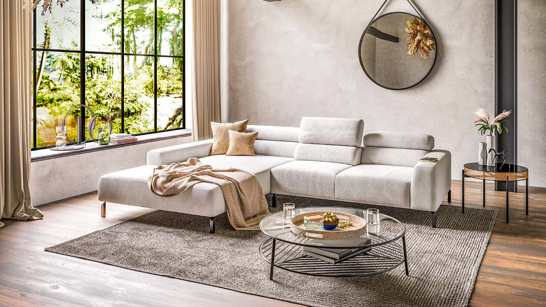 Modernes Sofa mit Cordbezug in hellem Beige, kombiniert mit minimalistischer Deko im angesagten Vanilla-Girl-Wohnstil.