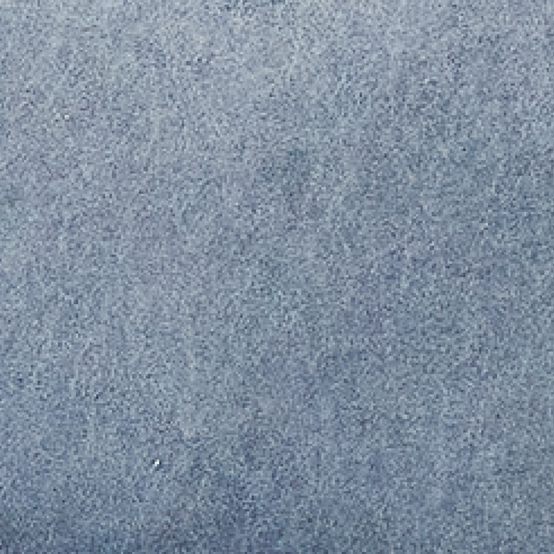 Detailaufnahme eines hellblauen, glatten Stoffbezugs – weiche Haptik mit gleichmäßiger Oberfläche.