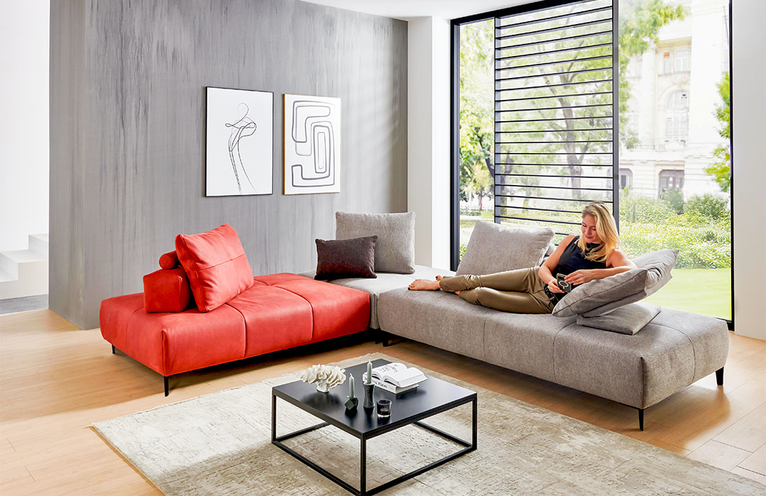 auf dem modularen Sofa sorgen flexible Rückenelemente für höchsten Komfort