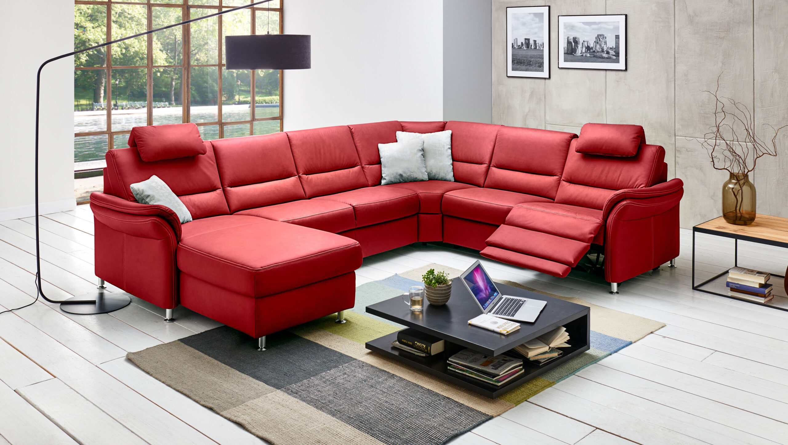 Sofa JA14 gibt es in unterschiedlichen Farben und Kombinationen - hier in rot