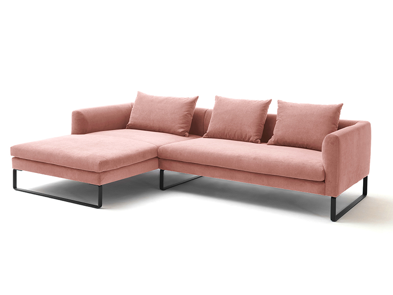 Freigestelltes modernes Sofa mit rosa Cordbezug