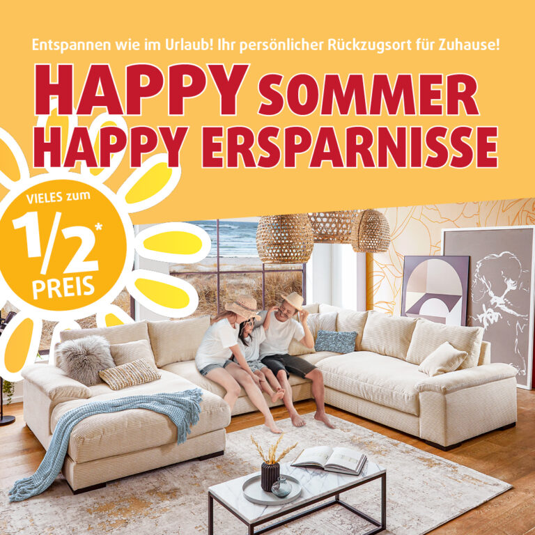 Wohnzimmer-Szene mit Familie auf beigem Ecksofa vor Sommerdeko und Meerblickfenster, darüber Werbetext „HAPPY SOMMER – HAPPY ERSPARNISSE“ und Symbol „VIELES zum 1/2 PREIS“ in Sonnenform.