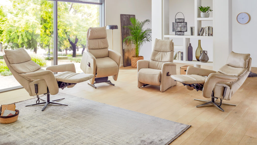 Bequeme Relaxsessel in Beige mit elektrischer Verstellung – stilvolle Fernsehsessel mit Aufstehhilfe und Liegefunktion im Showroom von Polstermöbel Fischer.