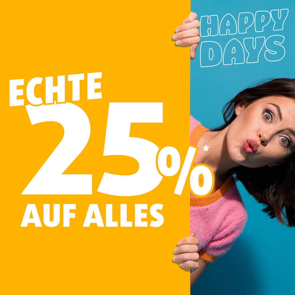 Junge FraTasse Cappuccino mit Milchschaum und einem eingearbeiteten Smiley-Gesicht aus Kaffee, auf pastellfarbenem Untergrund in Rosa und Hellblau.u mit pink-orangefarbenem Pullover schaut mit Kussmund hinter einem gelben Banner hervor, auf dem „Echte 25 % auf alles“ steht – daneben der Schriftzug „Happy Days“ auf blauem Hintergrund.
