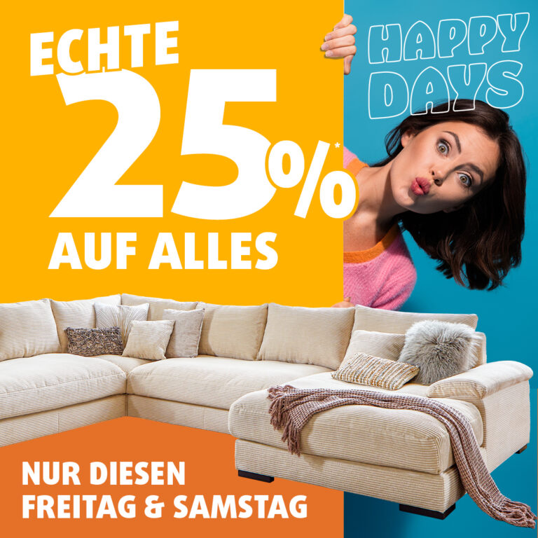 Beige Wohnlandschaft aus Cordstoff mit Kissen und Decke, daneben eine Frau mit pinkem Pullover, die fröhlich hinter dem Banner hervorschaut – 25 % Rabatt nur am Freitag und Sonntag.