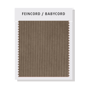Detailansicht eines Sofas mit Feincord-Bezug, der sich durch feine, schmale Rippen auszeichnet. Der Stoff bietet eine elegante, weiche Textur und eine luxuriöse Ausstrahlung.