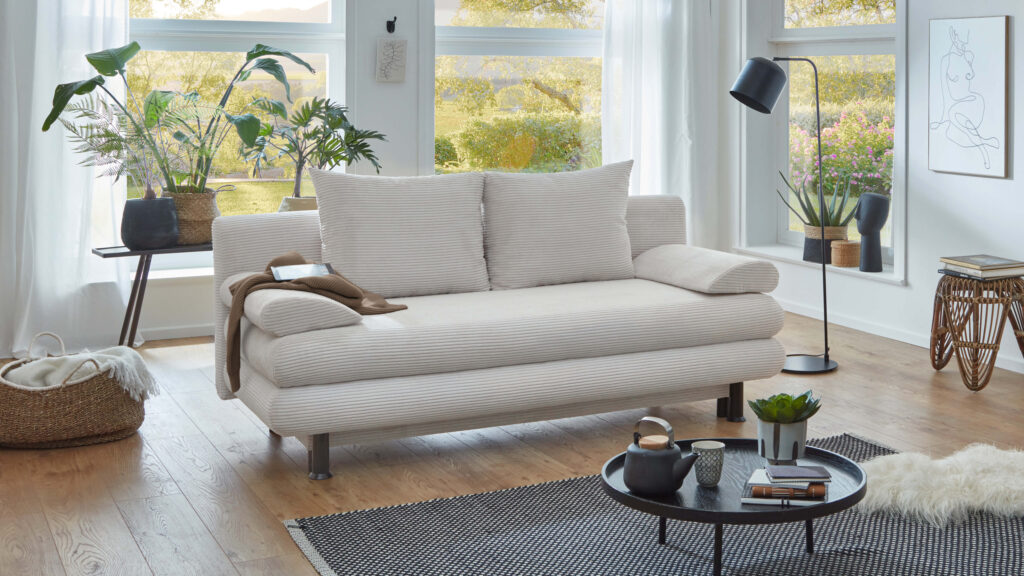 Cord-Schlafsofa UN10 mit Armlehnen, Dekodecke und Tablett – ideal zum Entspannen, Lesen und für Gästeübernachtungen.