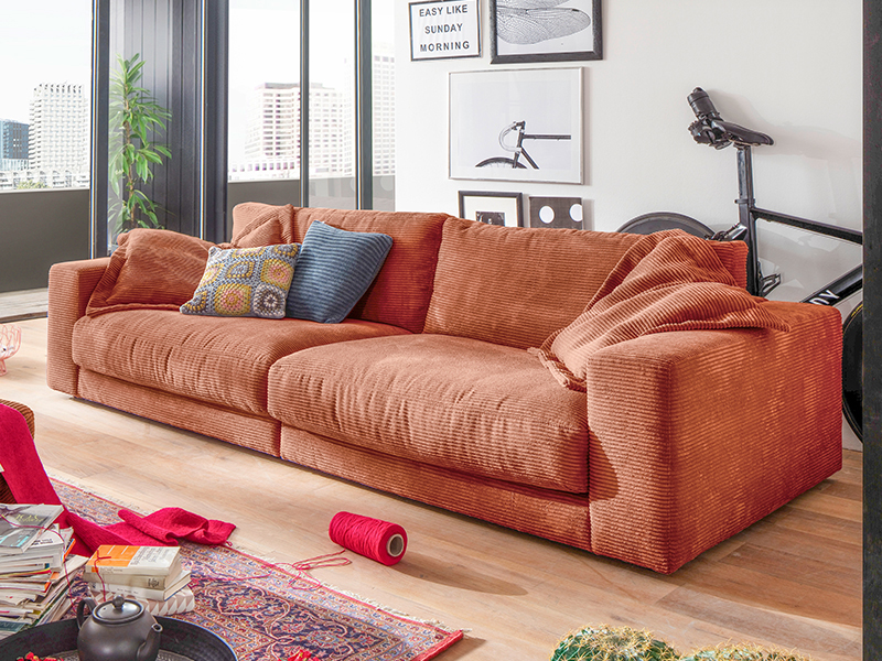 Cord Sofa im gemütlichen Loft