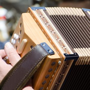 Nahaufnahme eines Akkordeons als musikalisches Highlight beim verkaufsoffenen Sonntag in Steinach.