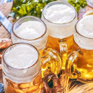 Mehrere gefüllte Bierkrüge beim verkaufsoffenen Sonntag von Polstermöbel Fischer in Steinach.