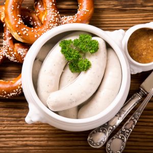 Bayerische Weißwürste mit Brezen und süßem Senf als Verköstigung beim verkaufsoffenen Sonntag in Steinach.