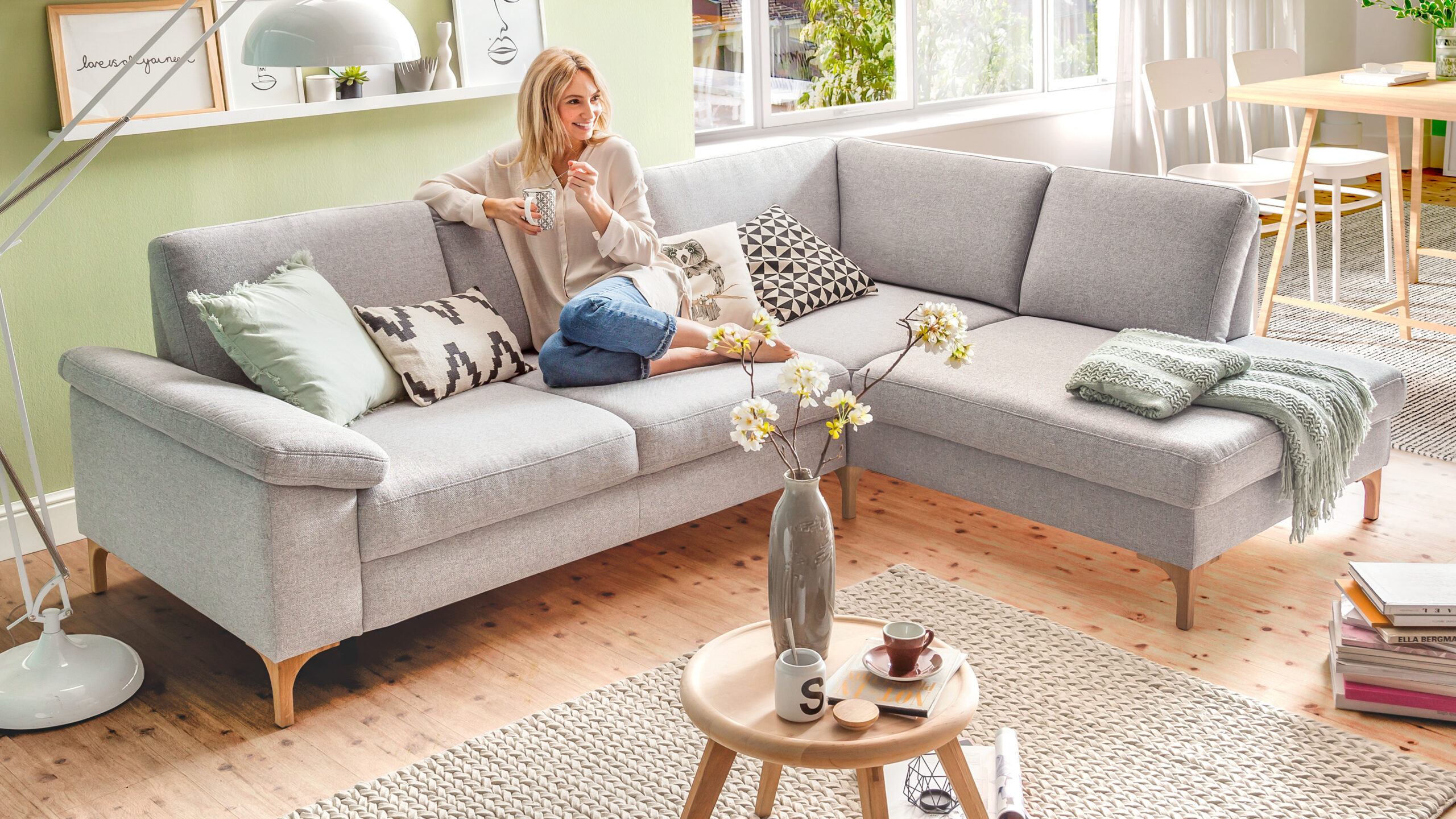 Graues Ecksofa mit Holzfüßen in heller Wohnumgebung – stilvolle Sofalösungen bei Polstermöbel Fischer für mehr Wohnkomfort
