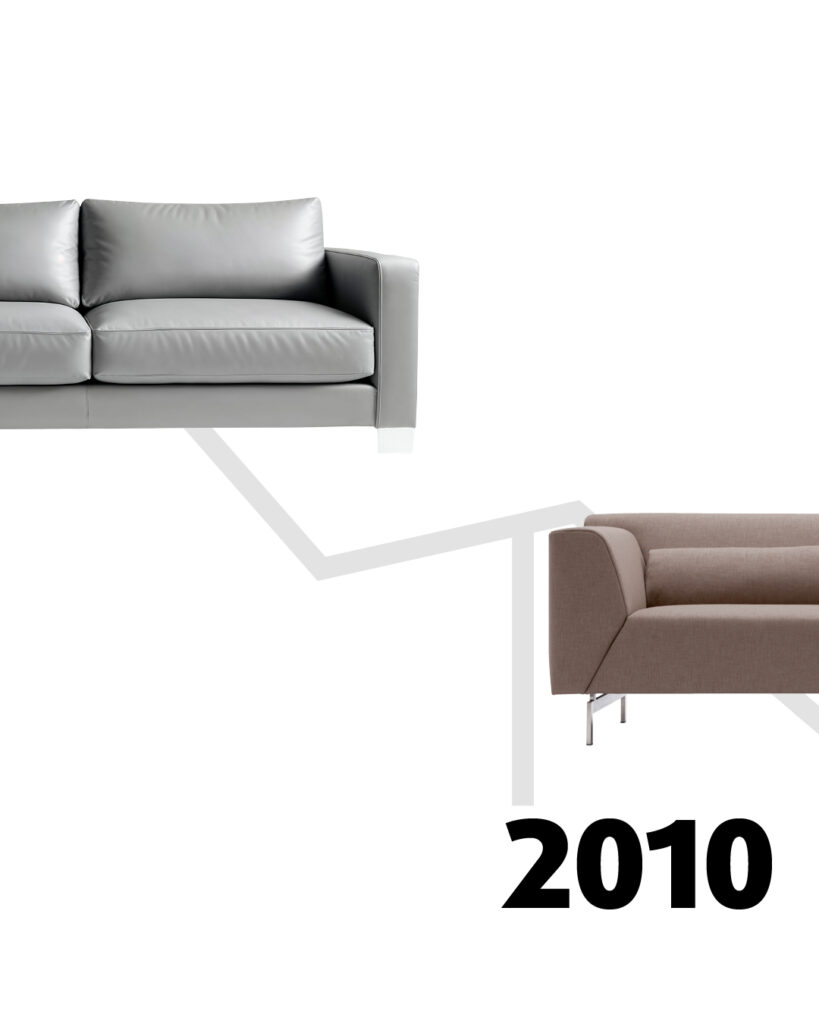 Modernes, minimalistisches Sofa in Taupe mit Metallfüßen, typisch für das funktionale Design der 2010er Jahre, mit der Jahreszahl „2010“.
