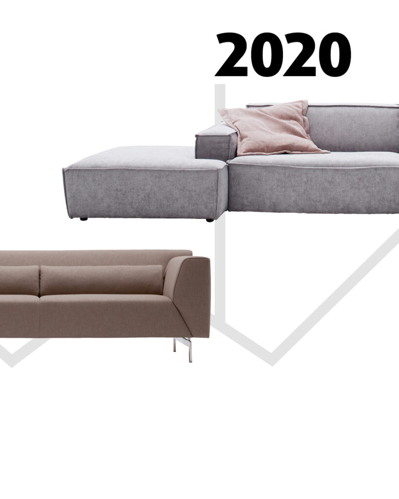 Großes, hellgraues Sofa mit Ottomane und losen Kissen im gemütlichen Scandi-Look der 2020er Jahre, unter der Jahreszahl „2020“.