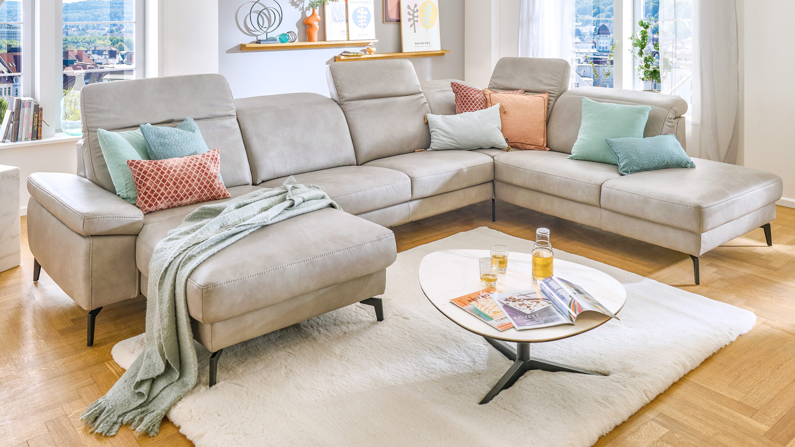 Großzügige Wohnlandschaft in hellem Leder mit Longchair und verstellbaren Rückenlehnen – modernes Ecksofa von Polstermöbel Fischer für stilvolles Wohnen mit Komfort.