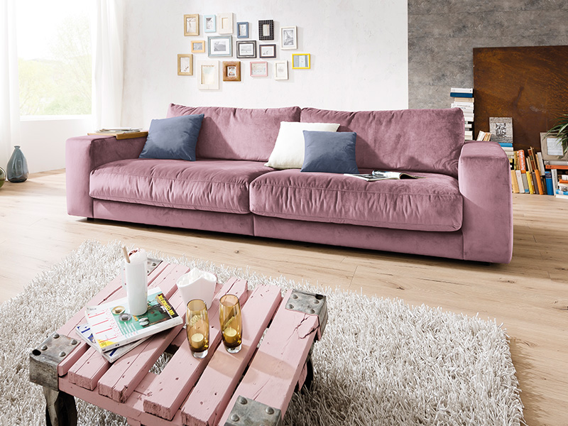 Big Sofa mit ausreichend Platz für eine Party mit Freunden