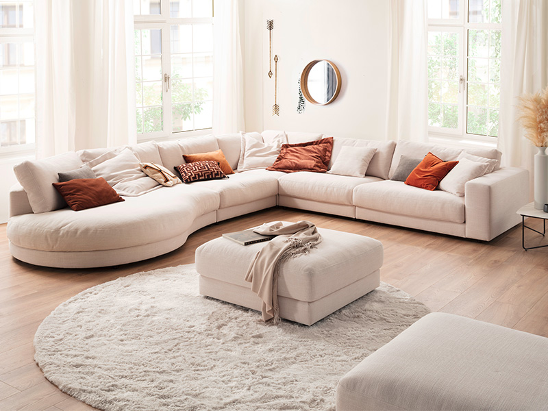 Ein großzügiges Ecksofa mit rundem Abschlusselement ist in jedem Wohnzimmer ein Blickfang