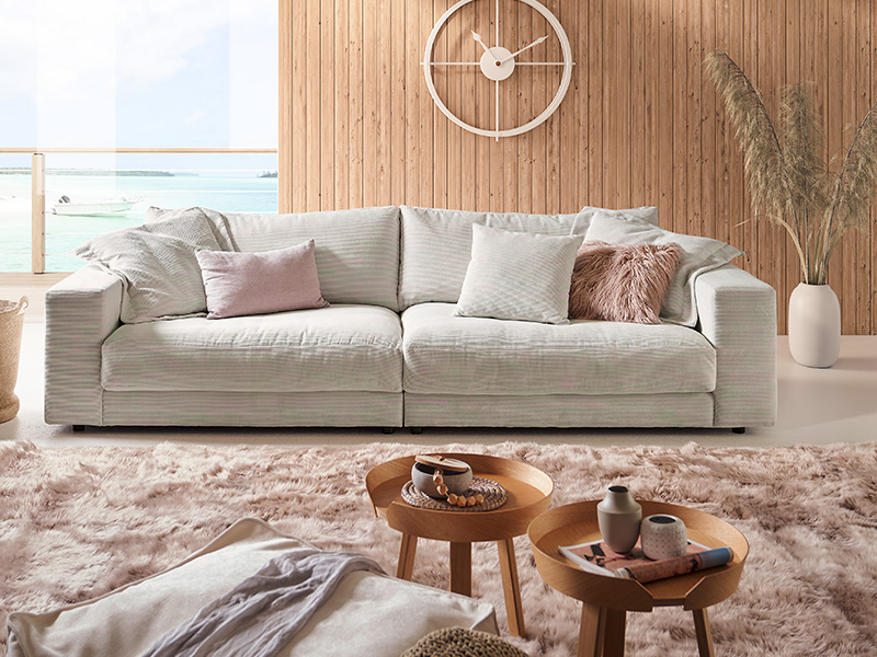 Ein gemütliches XXL Sofa in Cord steht für Gemütlichkeit und ist ein stylischer Blickfang im Wohnzimmer