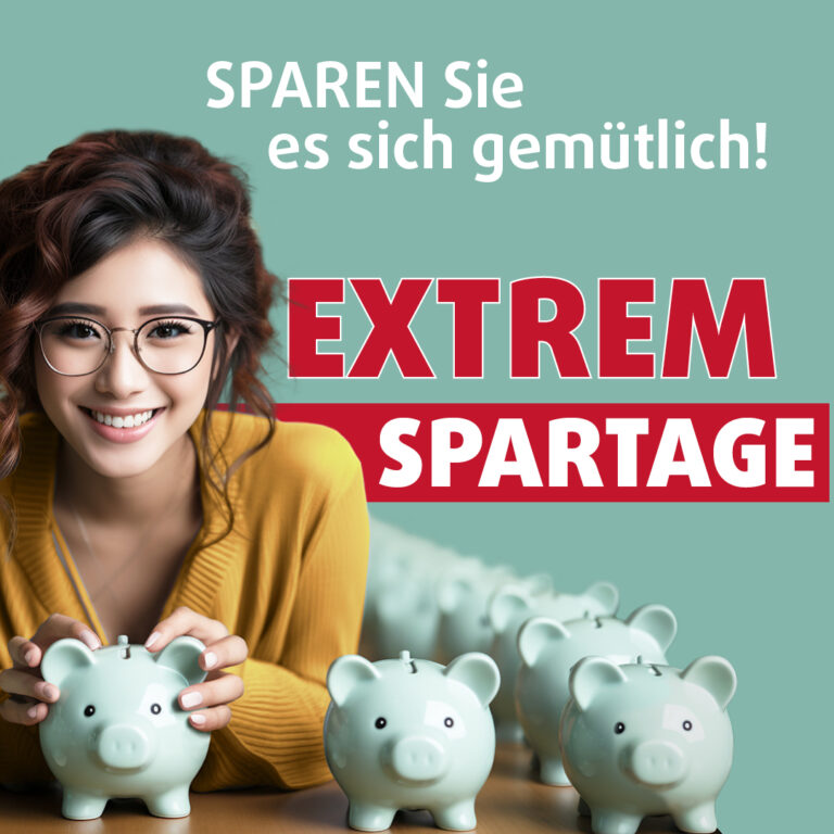 Junge Frau mit Brille und gelbem Pullover lächelt, vor ihr mehrere hellblaue Sparschweine aufgereiht, daneben Text: „Sparen Sie es sich gemütlich! EXTREM SPARTAGE“