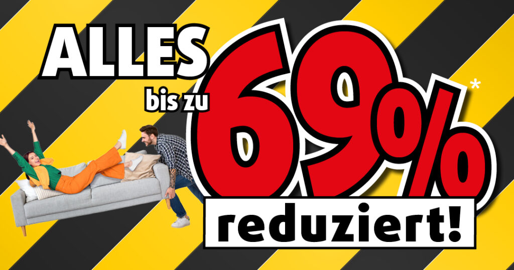 Fröhliche Frau liegt auf einem Sofa, daneben ein Mann – daneben der auffällige Schriftzug „Alles bis zu 69 % reduziert!“ auf gelb-schwarzem Hintergrund.