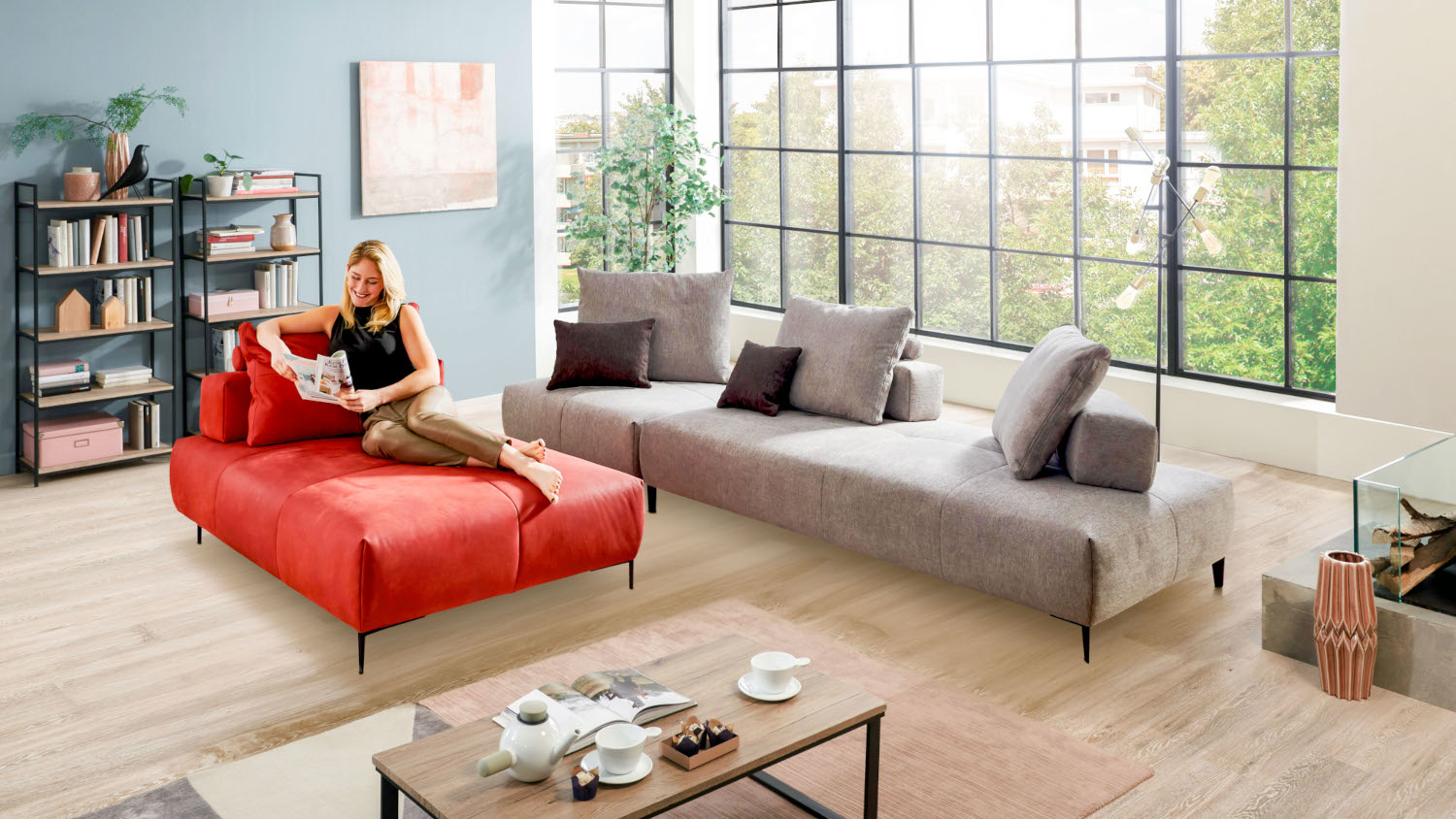 Dame auf Modulsofa