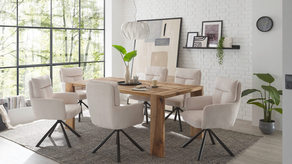 Essgruppe im modernen Boho-Stil mit Massivholztisch und beigen Polsterstühlen – harmonische Esszimmergestaltung von Polstermöbel Fischer.