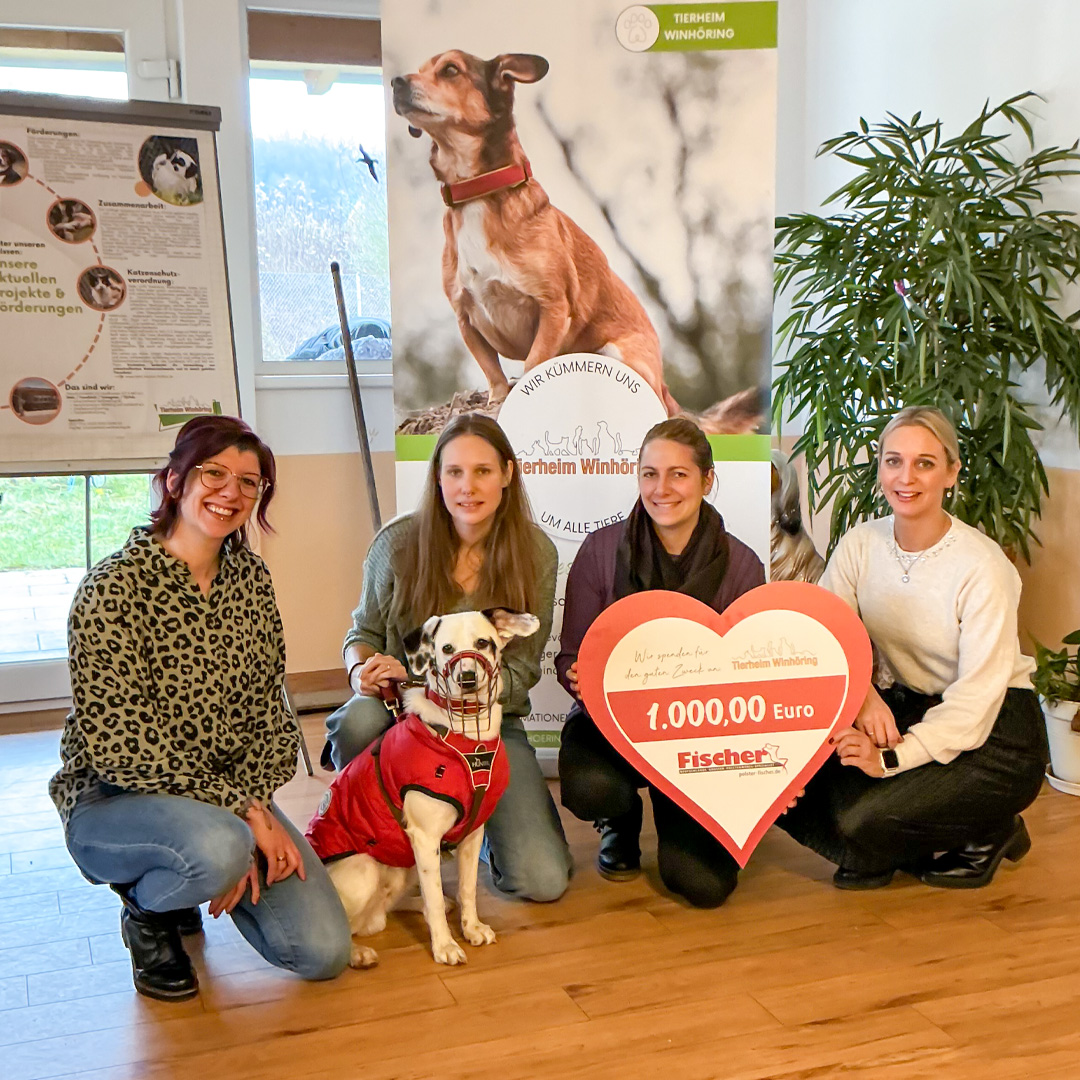 vier frauen knien mit dalamtiner und spendenscheck &uuml;ber 1000 euro