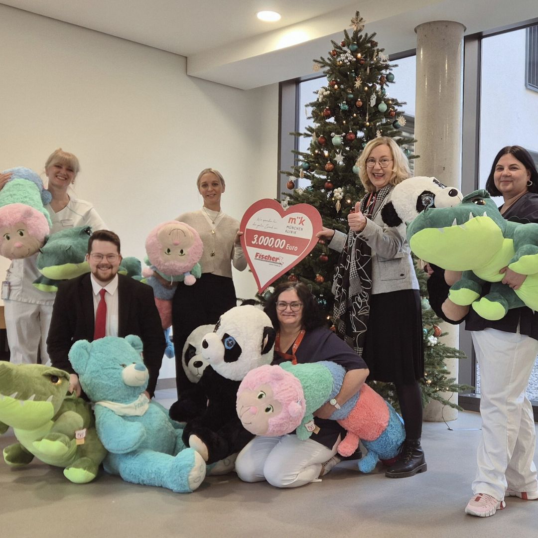 Spenden&uuml;bergabe von Polsterm&ouml;bel Fischer an die M&uuml;nchen Klinik mit Kuscheltieren und Spendenscheck &uuml;ber 3.000 Euro zur Weihnachtszeit