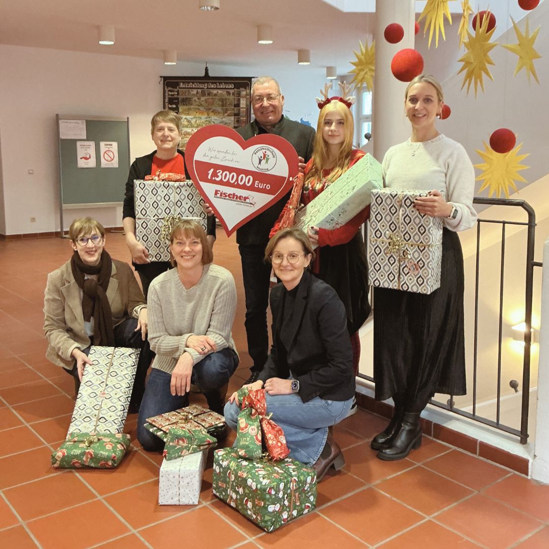 Polsterm&ouml;bel Fischer unterst&uuml;tzt die Pestalozzischule Neu&ouml;tting mit einer Spende &uuml;ber 1.300 Euro und liebevoll verpackten Geschenken
