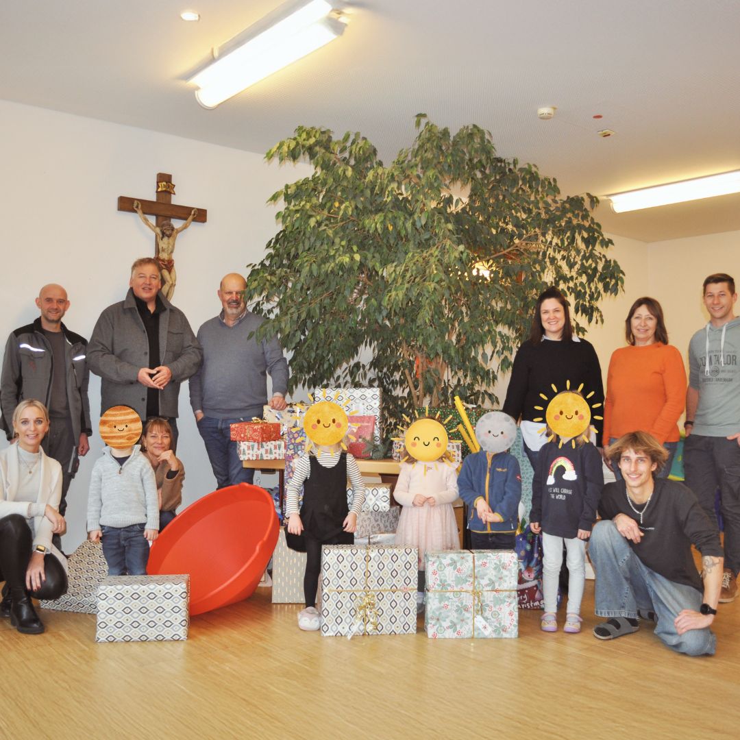 Gemeinsames Gruppenfoto bei der Spenden&uuml;bergabe von Polsterm&ouml;bel Fischer an eine soziale Einrichtung mit Kindern und Weihnachtsgeschenken