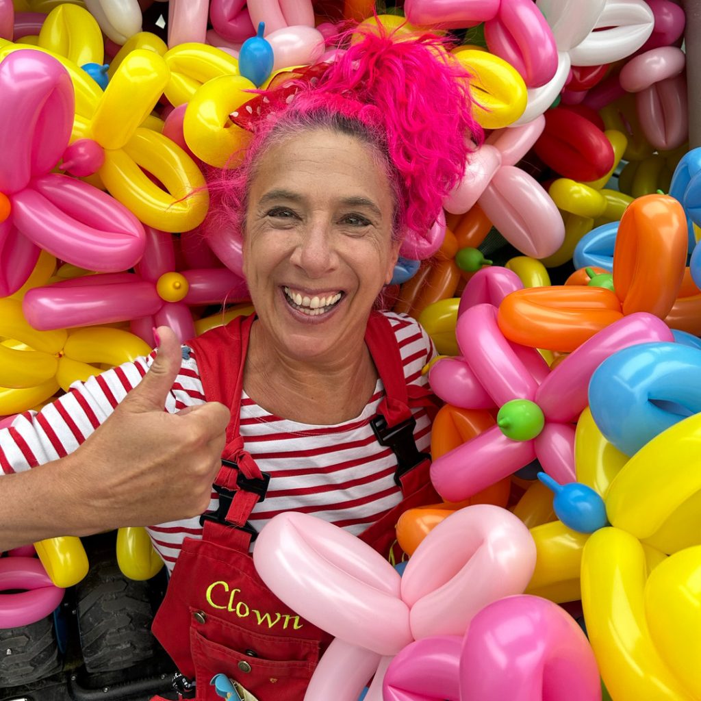 Zauberclown Manuela beim verkaufsoffenen Sonntag bei Polstermöbel Fischer in Neuötting